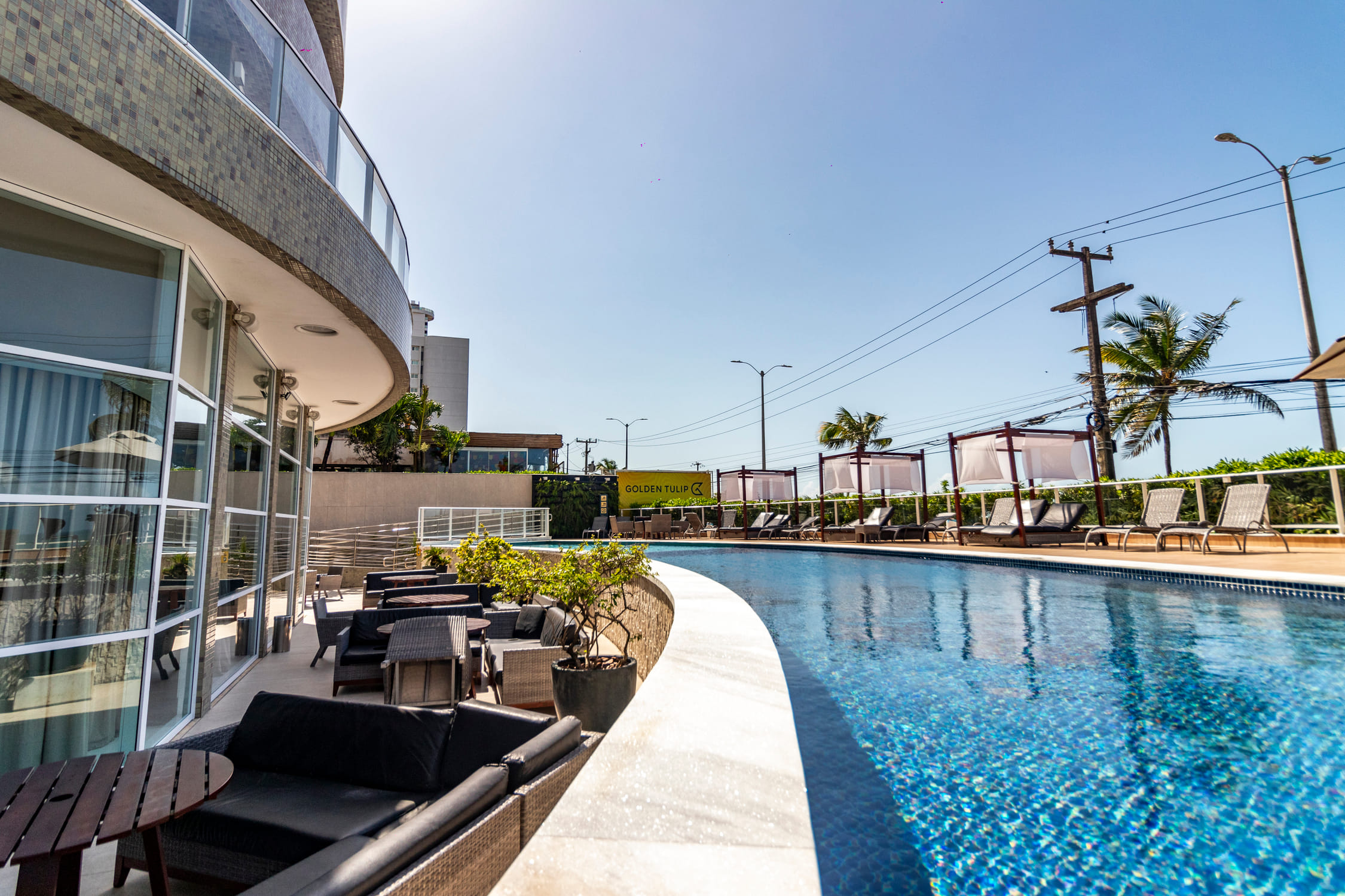 Fachada do Golden Tulip Natal ao entardecer