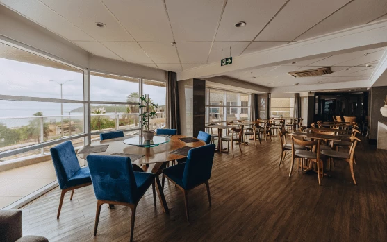 Restaurante com mesas sofisticadas